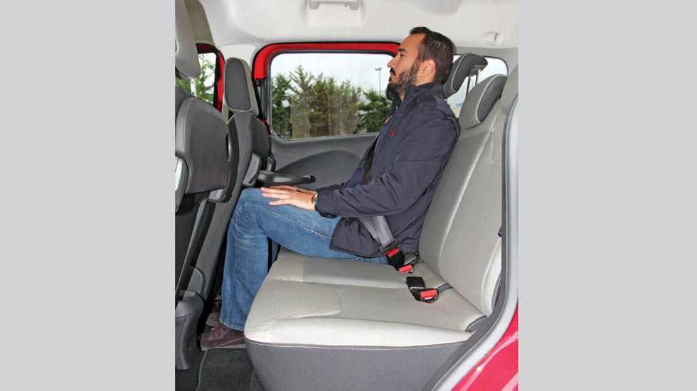 Έως και 3 ενήλικες θα χωρέσουν στο πίσω κάθισμα του Tourneo Courier, με αρκετό χώρο για τα γόνατα και τα κεφάλια τους.